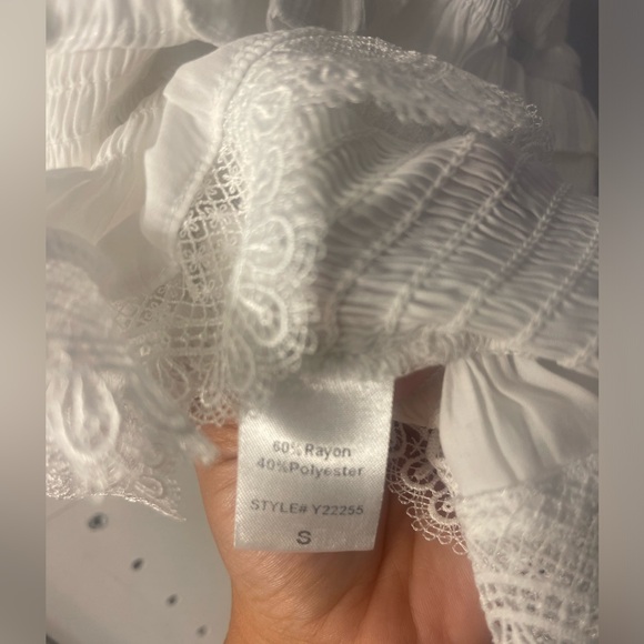 Cute white ruffle top - Picture 6 of 6